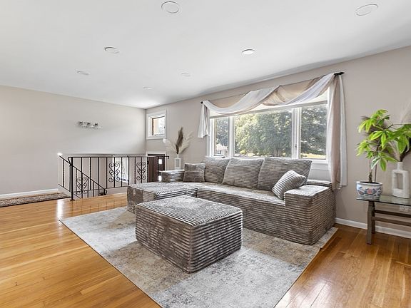 4th image of 27 Lyman Rd