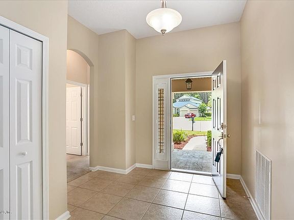 4th image of 525 Abbotsford Ct