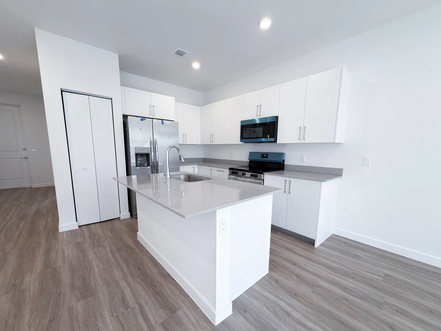 122 NW 10th Pl — Photo 4