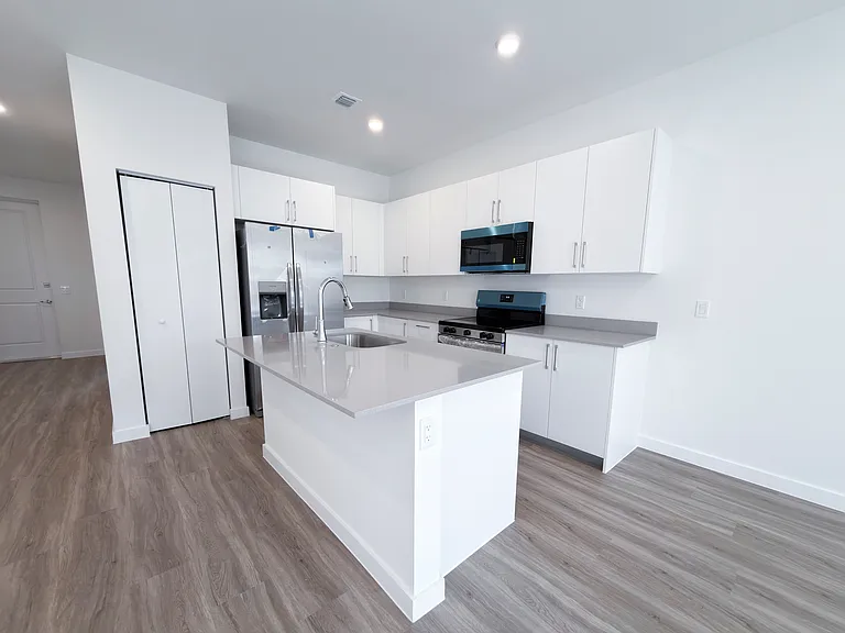 122 NW 10th Pl — Photo 4