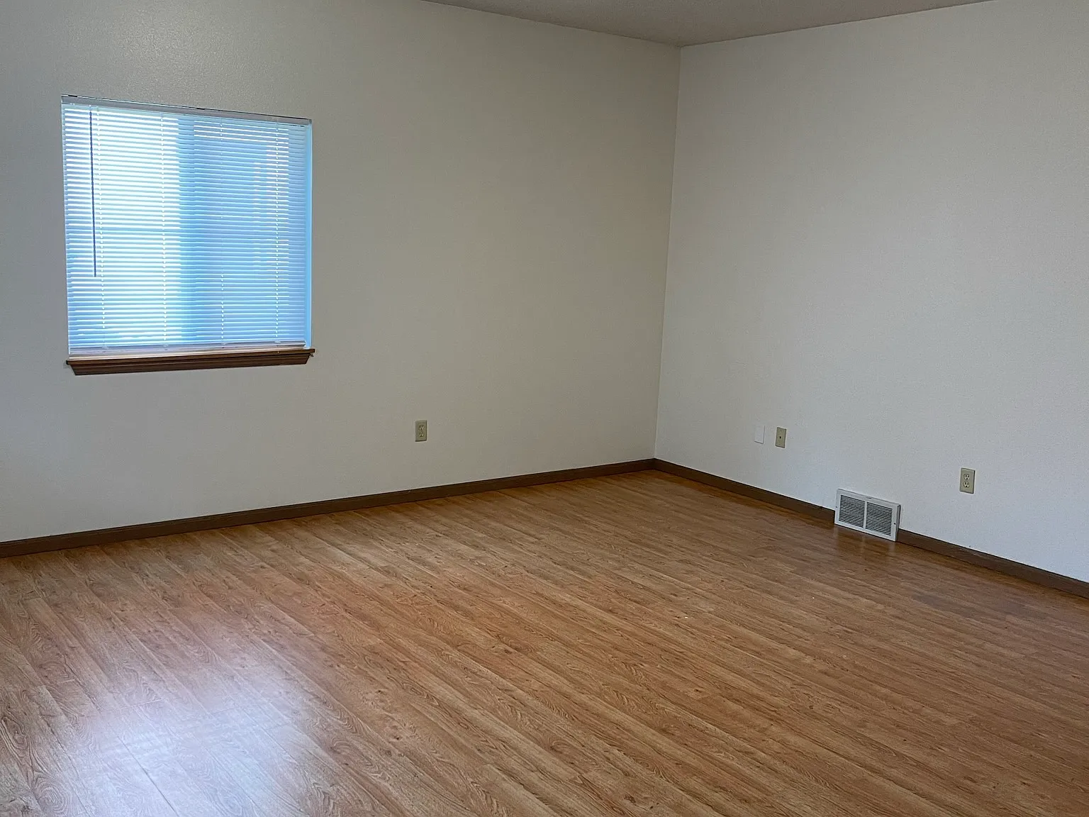 5 bed, 1866 sqft, $3,085 — Photo 4