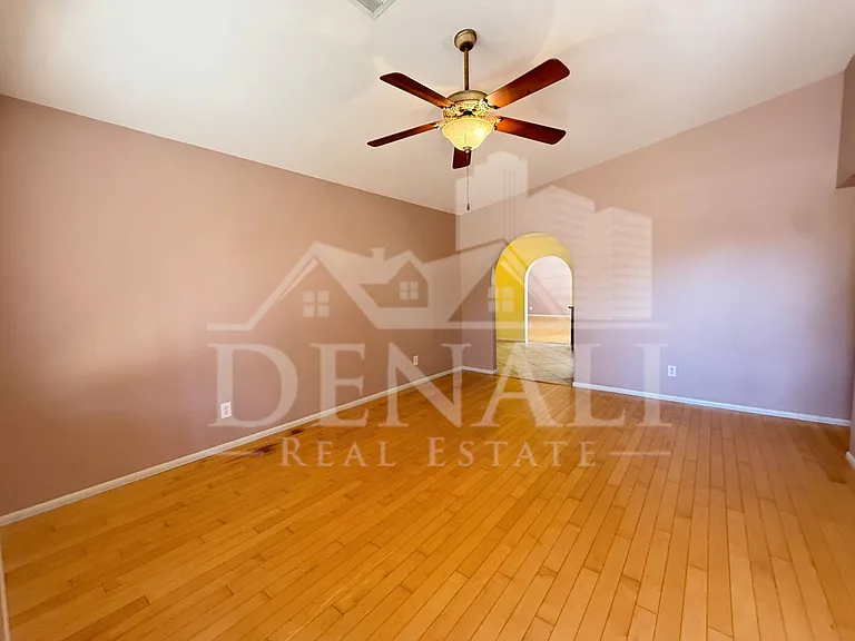 2102 W Knox Rd — Photo 3