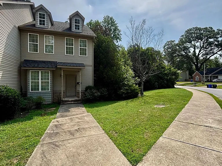431 Georgetown Cir — Photo 1