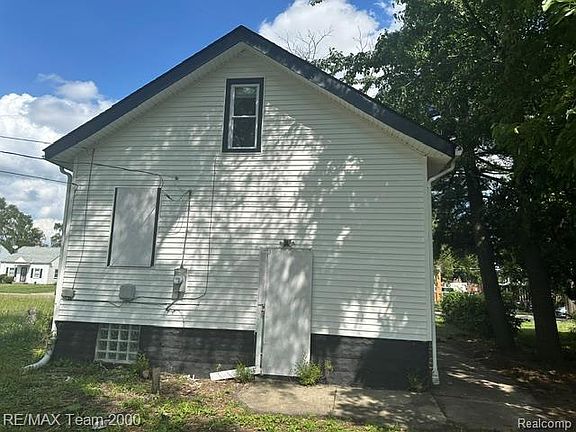 4th image of 19159 Mackay St