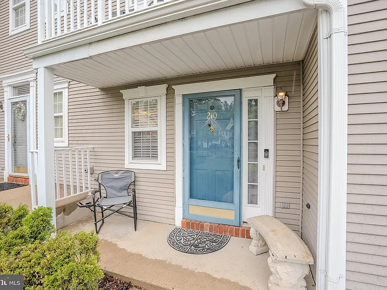 210 Kentshire Ct — Photo 1