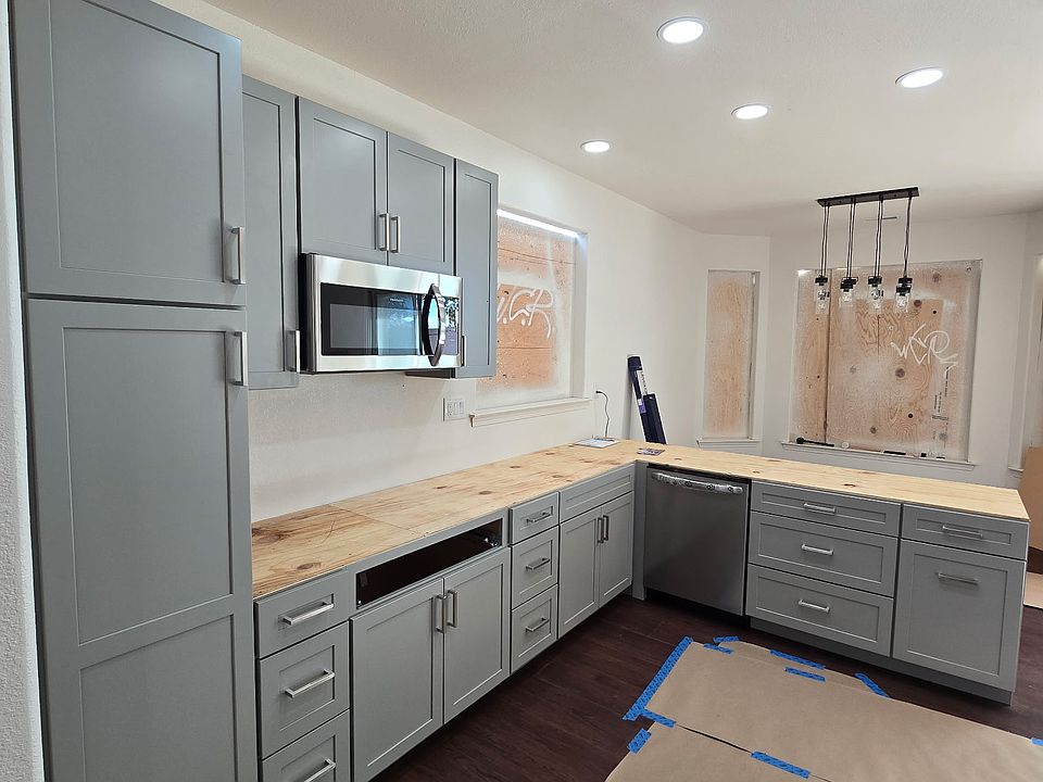 2nd image of 818 Sycamore Canyon Rd