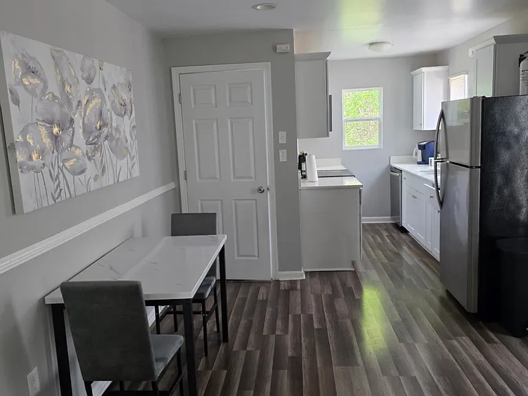 1421 W Horah St — Photo 2