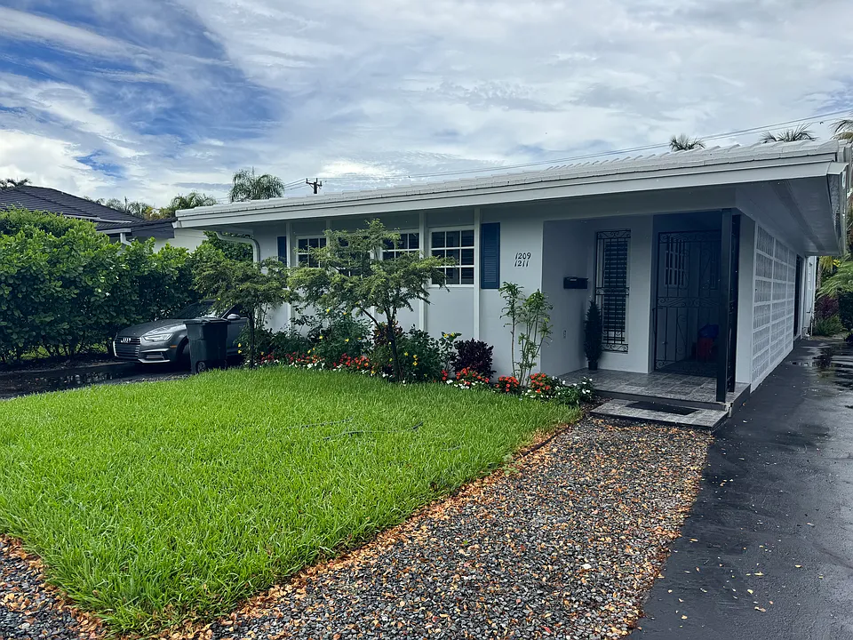 1209 Campo Sano Ave