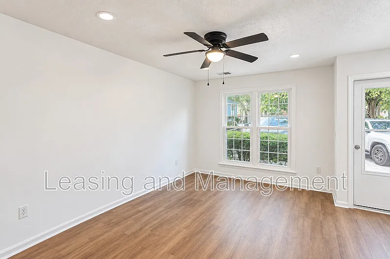 2 bed, 1.5 bath, 900 sqft, $2,100 — Photo 4