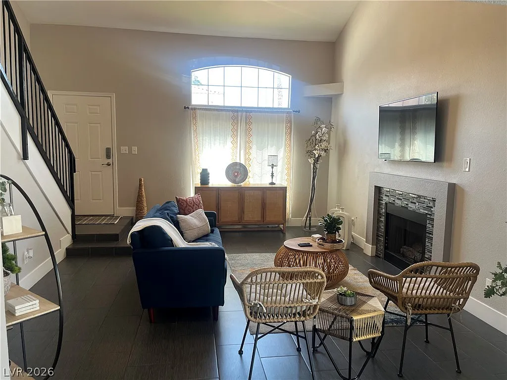 2 bed, 1.5 bath, 1281 sqft, $2,100 — Photo 3