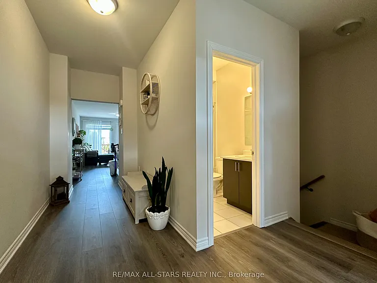 17 Lakewood Cres #3 — Photo 5