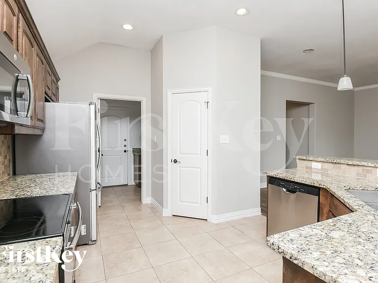 612 Zachary Dr — Photo 6