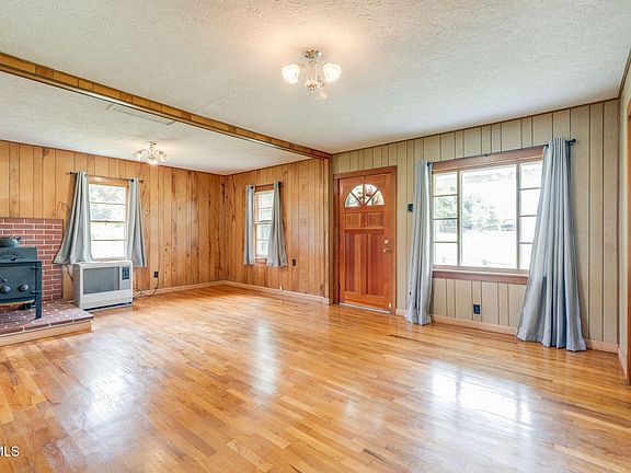 4th image of 323 Booher Ln