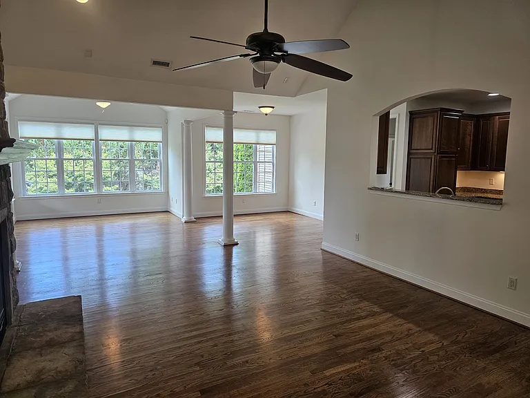212 Medford Dr — Photo 5