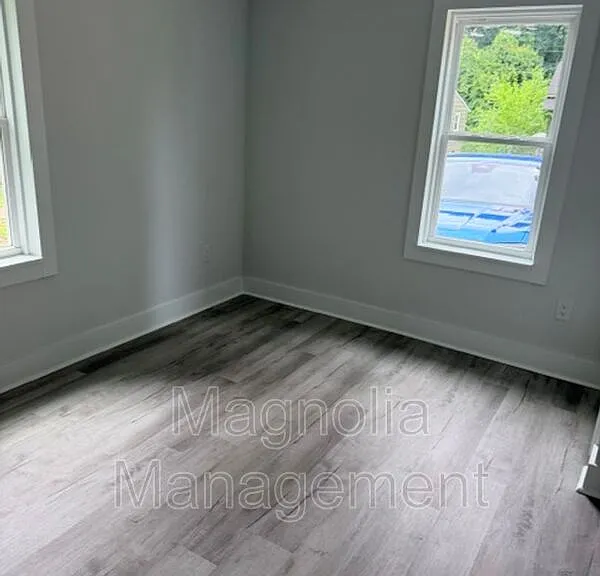724 John St — Photo 7