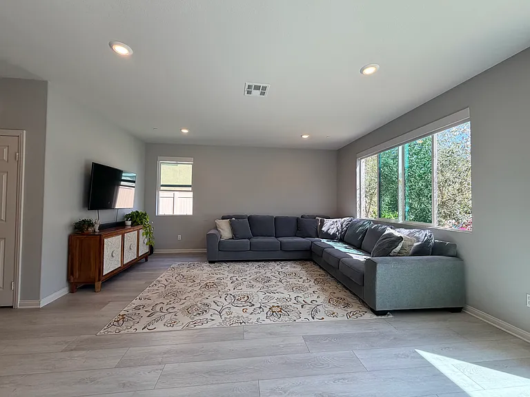 385 Eureka Dr — Photo 7