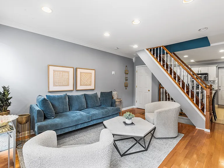 1513 Montrose St — Photo 2