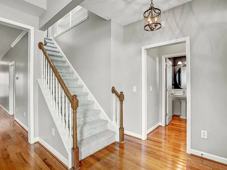 606 Center St — Photo 11