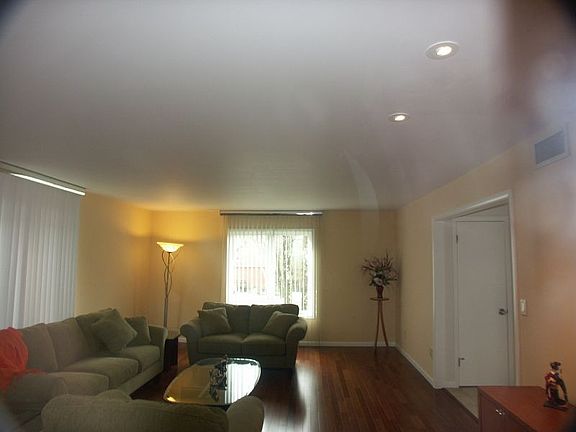 IMPRESSIVE LIVING ROOM