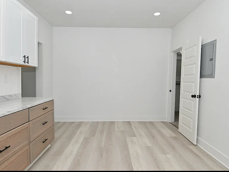 2918 N Kenwood Ave #A — Photo 7