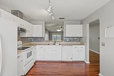 3 bed, 1552 sqft, $2,200 — Photo 3