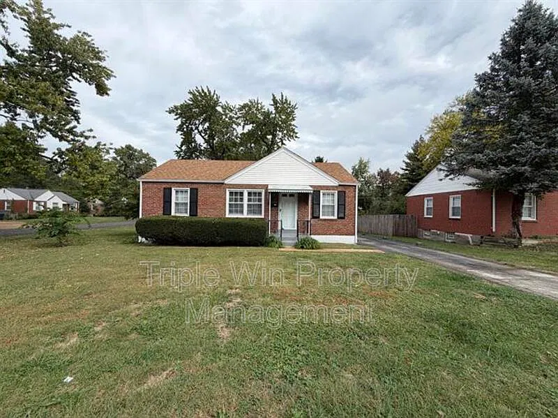 3 bed, 1.0 bath, 925 sqft, $1,525 — Photo 2