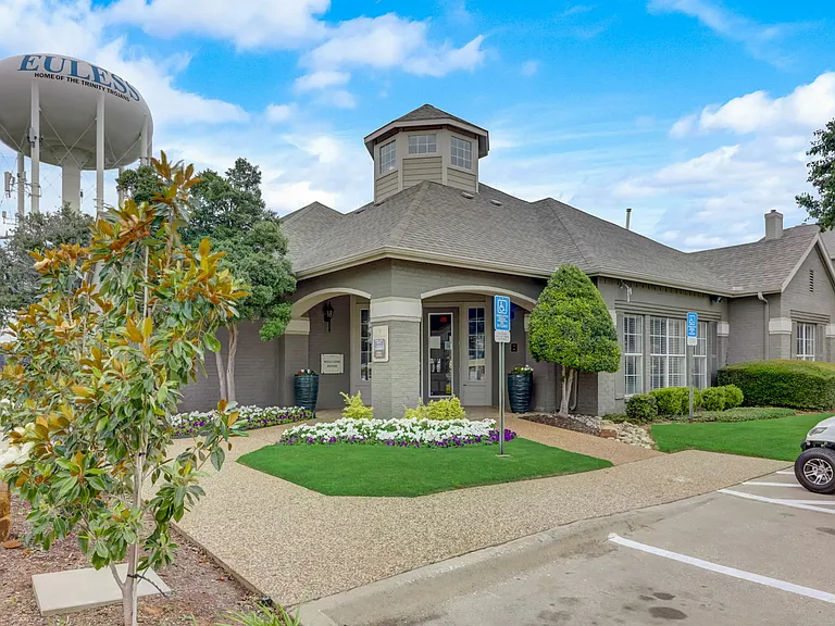 Welcoming Leasing Office at Oak Park Apartments