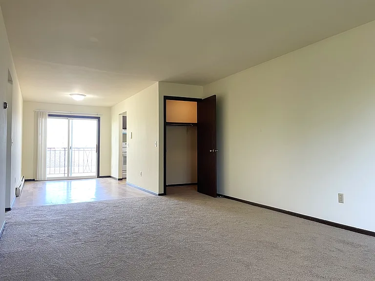 2367 Chalet Gardens Rd — Photo 3