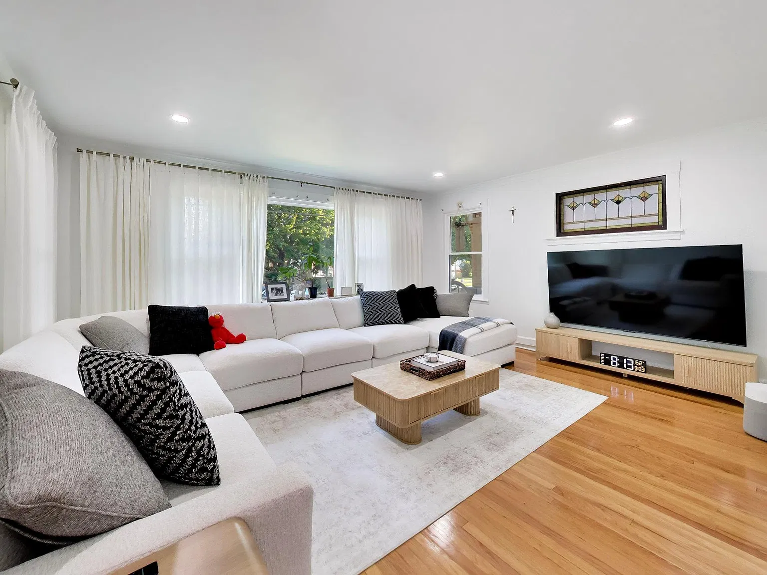 3 bed, 1345 sqft, $2,800 — Photo 2