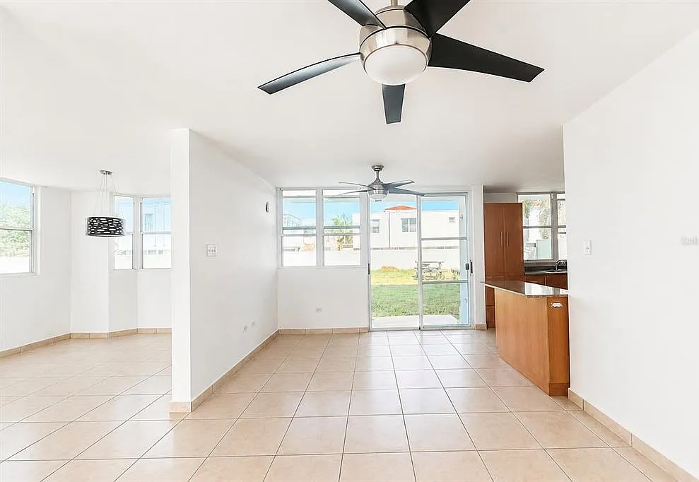 4 bed, 2.5 bath, 2100 sqft, $2,500 — Photo 3
