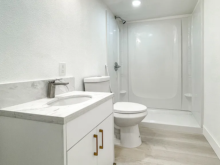 820 Larimore Ave #B — Photo 8