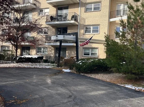 5200 Galitz St APT 105, Skokie, IL 60077