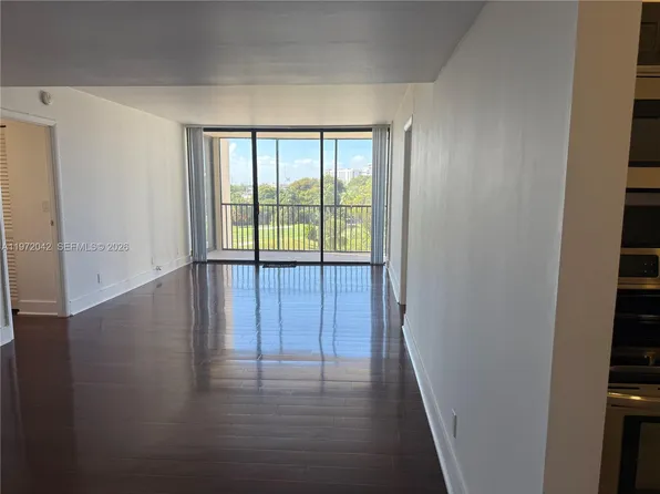 20335 W Country Club Dr APT 502, Miami, FL 33180