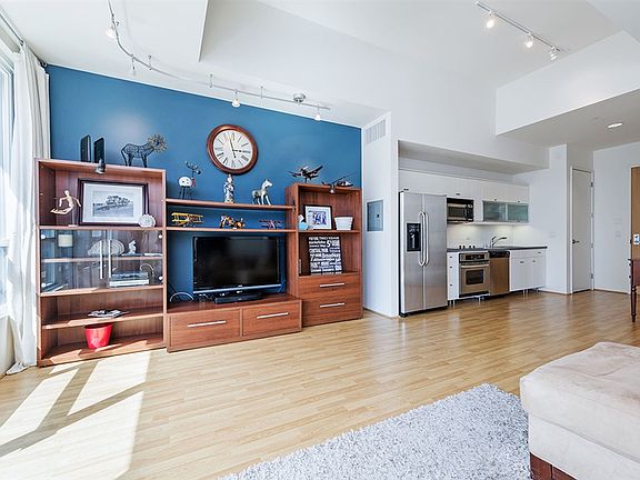 5th image of 350 W Ash St Unit 706