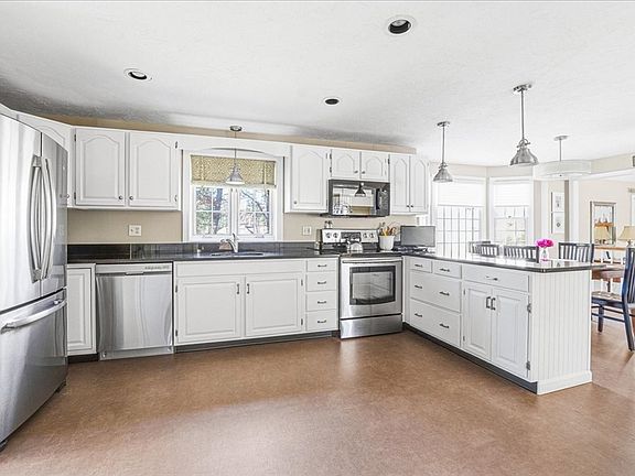 4th image of 33 First Parish Ln