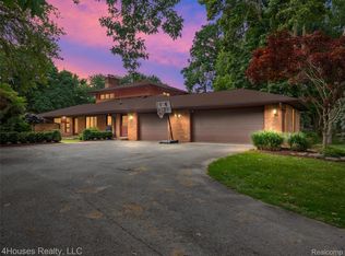 5717 Sussex Dr, Troy, MI 48098