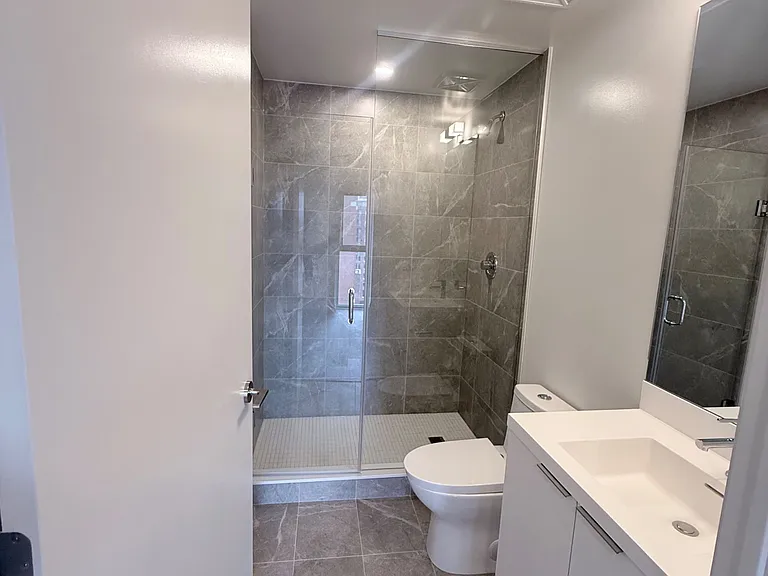 400 King St W #1106 — Photo 19
