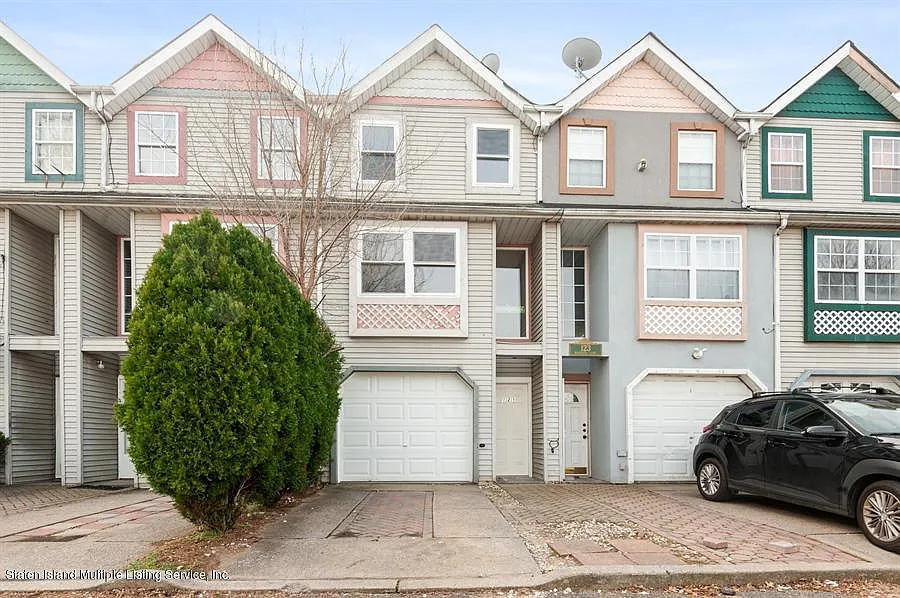 121 Mariners Ln photo 1