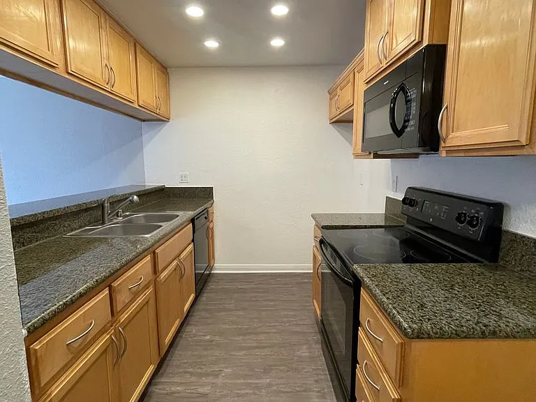 Park Plaza Apartments — Photo 94