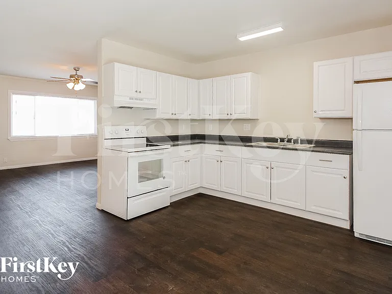 2128 Carver Ave — Photo 7