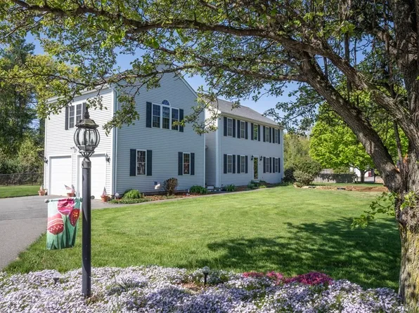 43 Woodlawn St, Middleboro, MA 02346