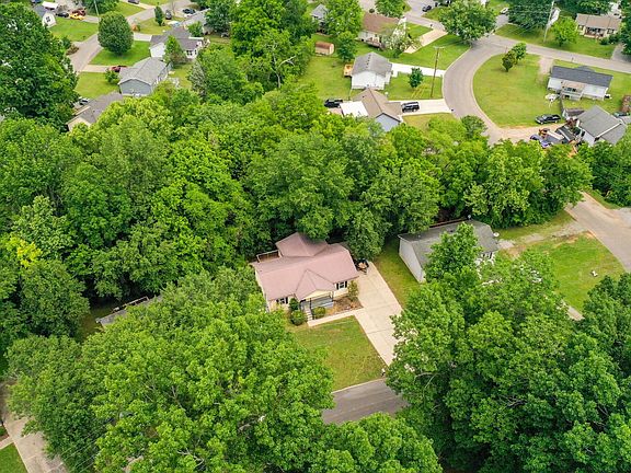 3rd image of 104 Hampton Dr