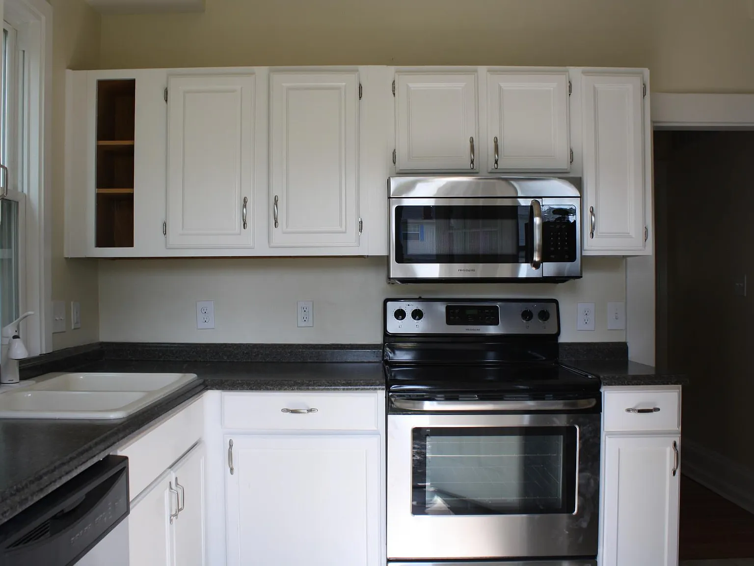 2394 Summit St — Photo 2