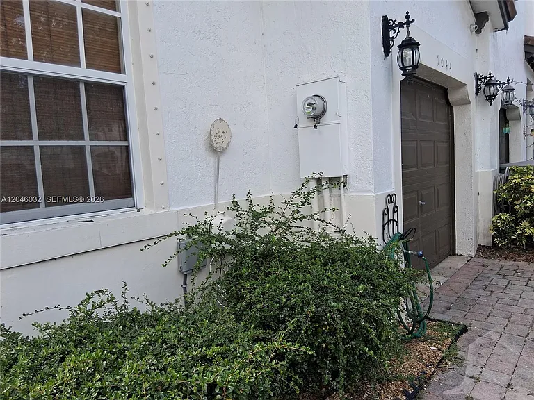 1044 NE 30th Ave — Photo 2