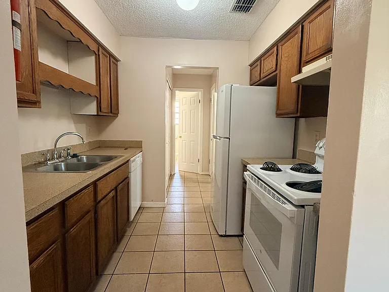 470 Crabapple Ct #D — Photo 4