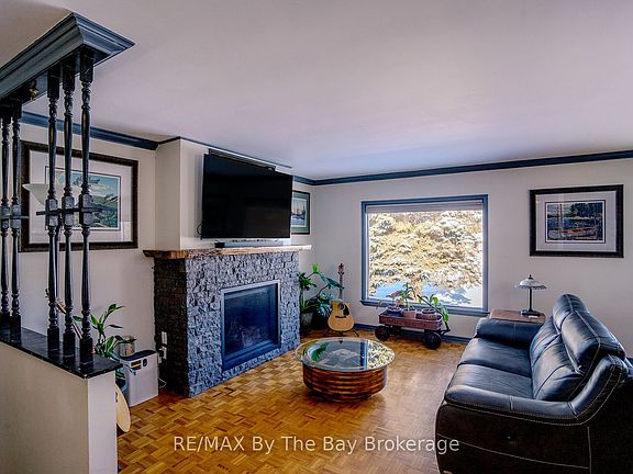 4th image of 247 Simcoe St