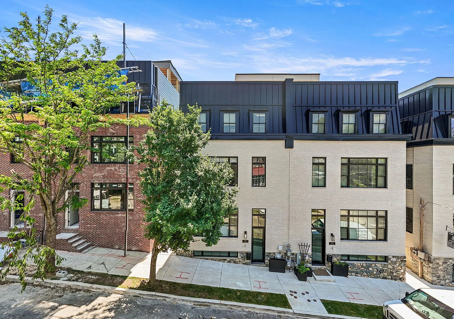 Luxury twin home in Philadelphia with rooftop entertaining — Photo 1