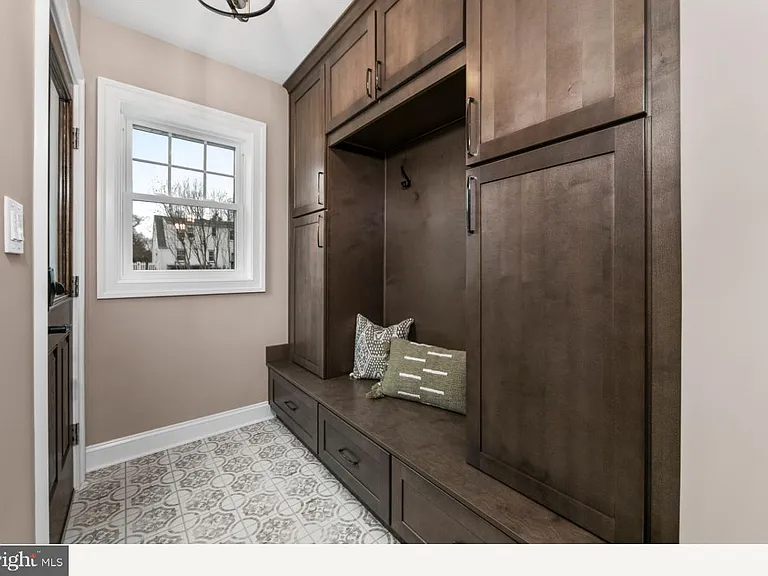 1833 W High St — Photo 19
