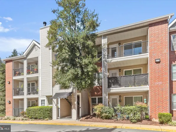 3308 Wyndham Cir APT 323, Alexandria, VA 22302
