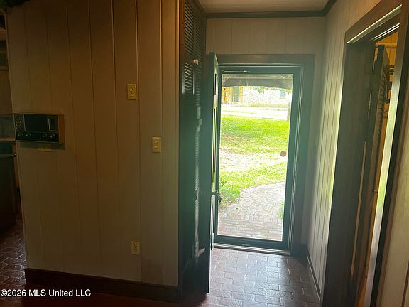4th image of 100 Camellia Cir